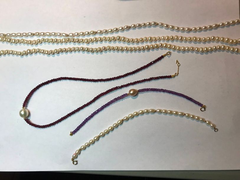 Null *Ensemble de 6 bijoux comprenant:
- 3 colliers de perles de culture d'eau d&hellip;