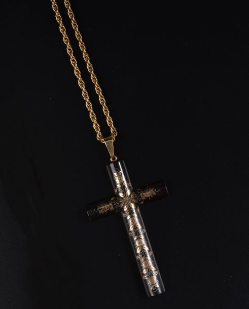 Null Chaîne en or jaune 18k à maille corde retenant une croix en écaille piquée &hellip;