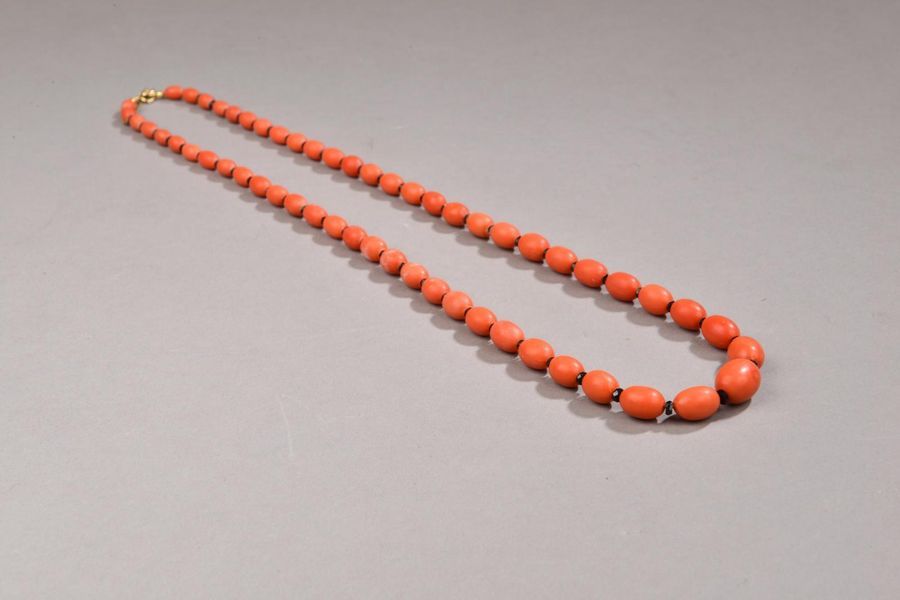 Null Collier en perles de corail oblongues en chute, alternées de rouelles de pi&hellip;
