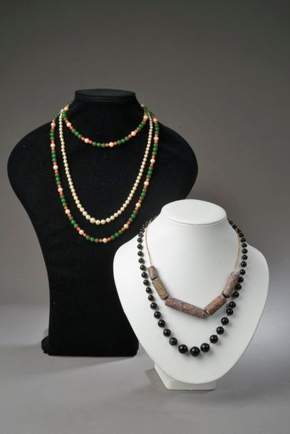 Null Ensemble de quatre colliers comprenant :
- Collier de perles en chute, le f&hellip;