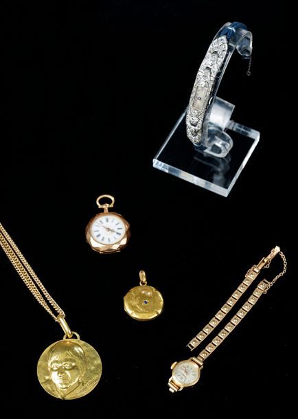 Null Ensemble de bijoux en or jaune comprenant :
- chaîne en or jaune 18k à mail&hellip;