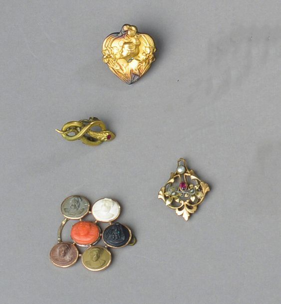 Null Ensemble de bijoux comprenant :
- Chaîne en or jaune 18k, ornée d'un penden&hellip;