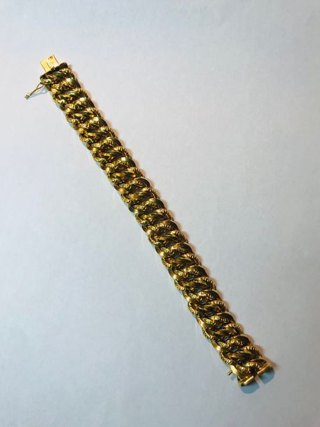 Null Bracelet gourmette en or jaune 18k, composé d'un double-anneau, l'un biseau&hellip;