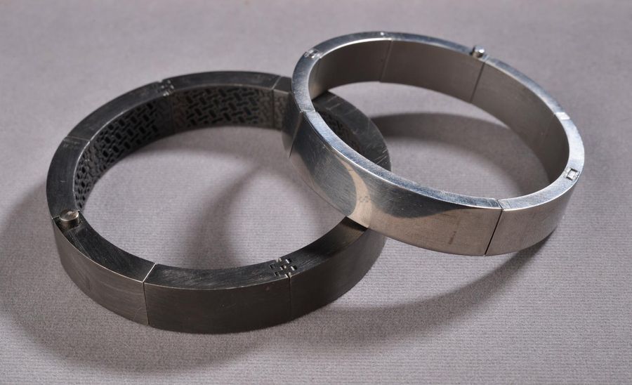 Null *Deux bracelets articulés en titane, l'un gris argenté et l'autre gris fonc&hellip;
