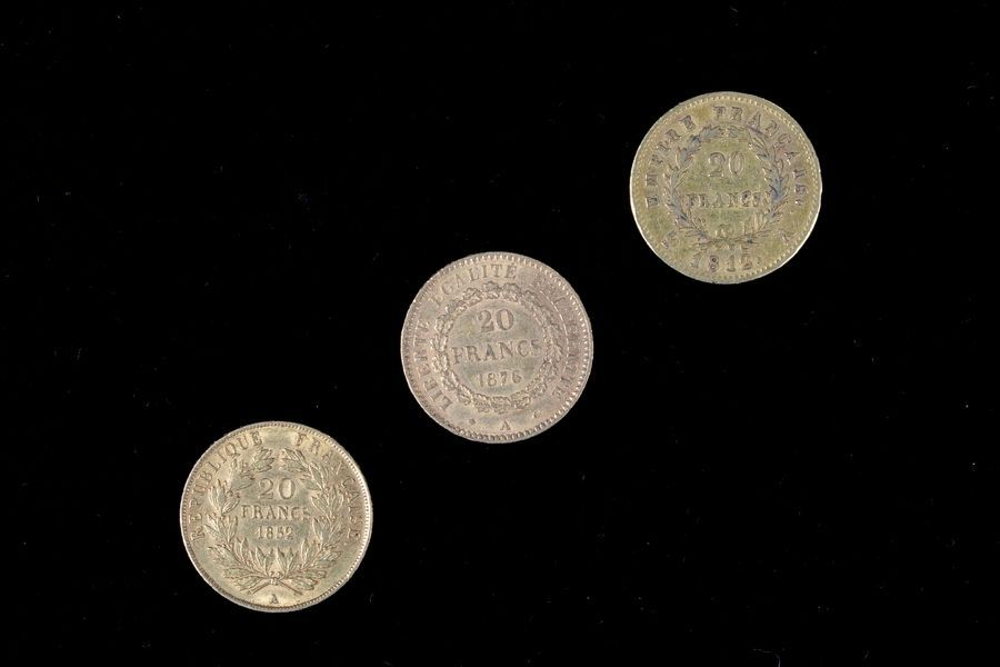 Null Trois pièces en or de 20 Francs datées de 1812, 1852, et 1876.
Pièces conse&hellip;