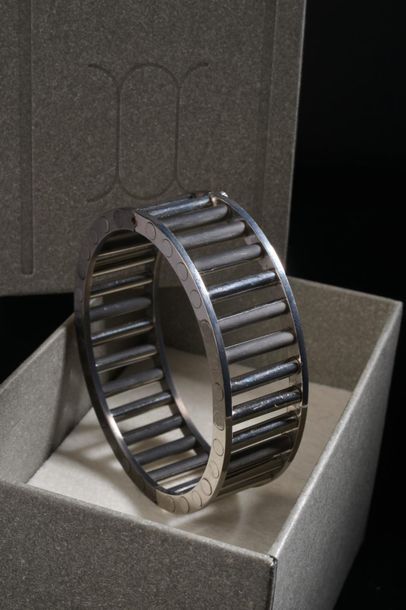 Null *Bracelet en acier plaqué noir et chromé, composé de colonnes fixés entre d&hellip;