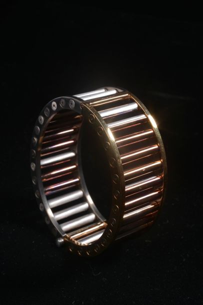 Null *Bracelet en métal bicolore gris et doré 18k, composé de colonnes fixés ent&hellip;