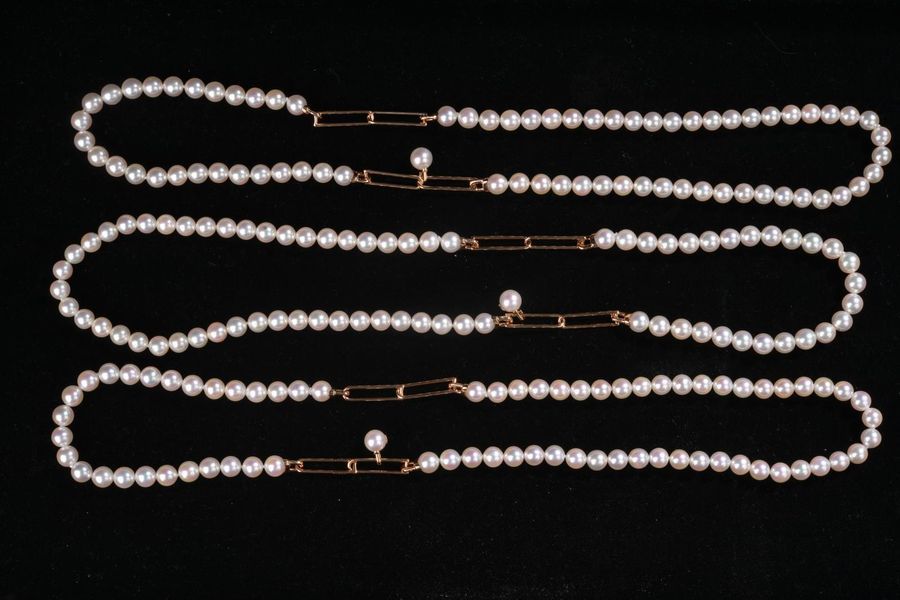 Null *5 colliers de perles de culture Akoya blanches, ornés de deux double-annea&hellip;