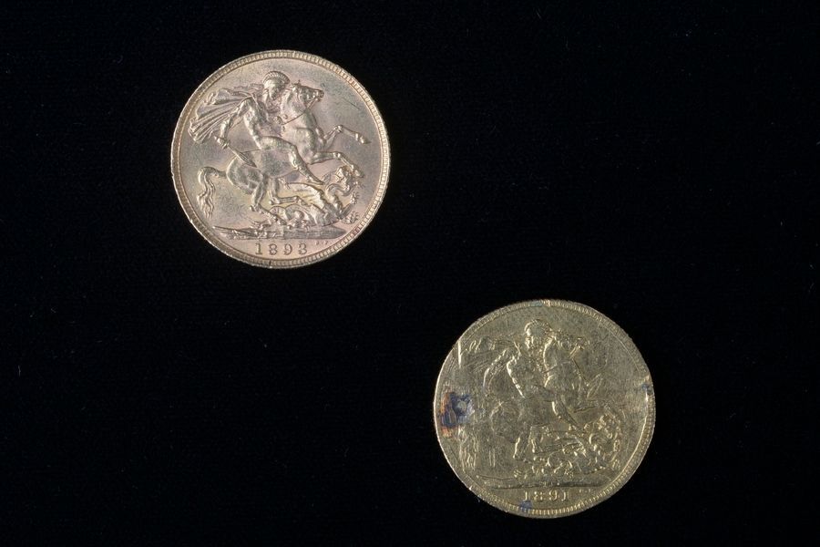 Null Deux souverains en or datés de 1891 et 1893.
Pièces conservées à la banque,&hellip;