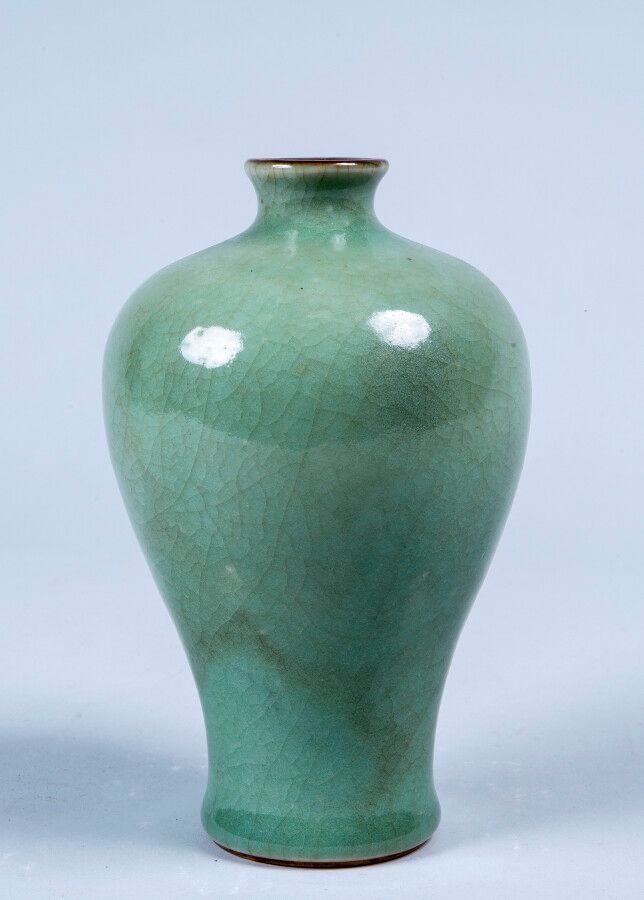 Null 中国，18-19世纪初，梅花瓶，高肩小颈，青花瓷釉面，有裂纹。高18厘米。(底部有裂缝）。)专家 : ANSAS和PAPILLON办公室