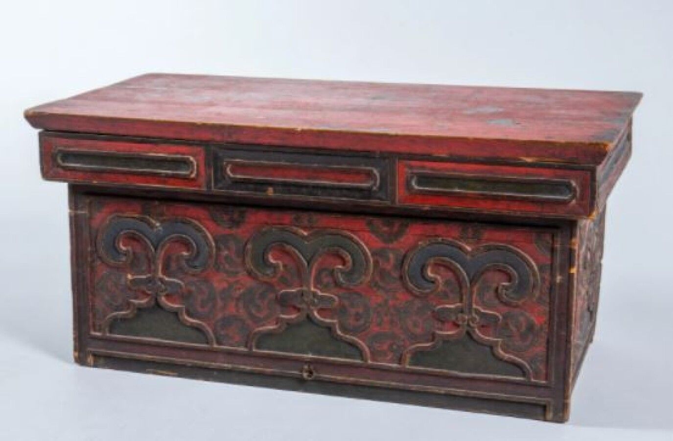 Null 西藏，19世纪 带有红色和绿色多色装饰的木制折叠桌，盖子上有三个相同的浮雕风格的图案，背景上装饰有三色勋章，开在两块有相同装饰的板子上，侧面升起。(磨&hellip;