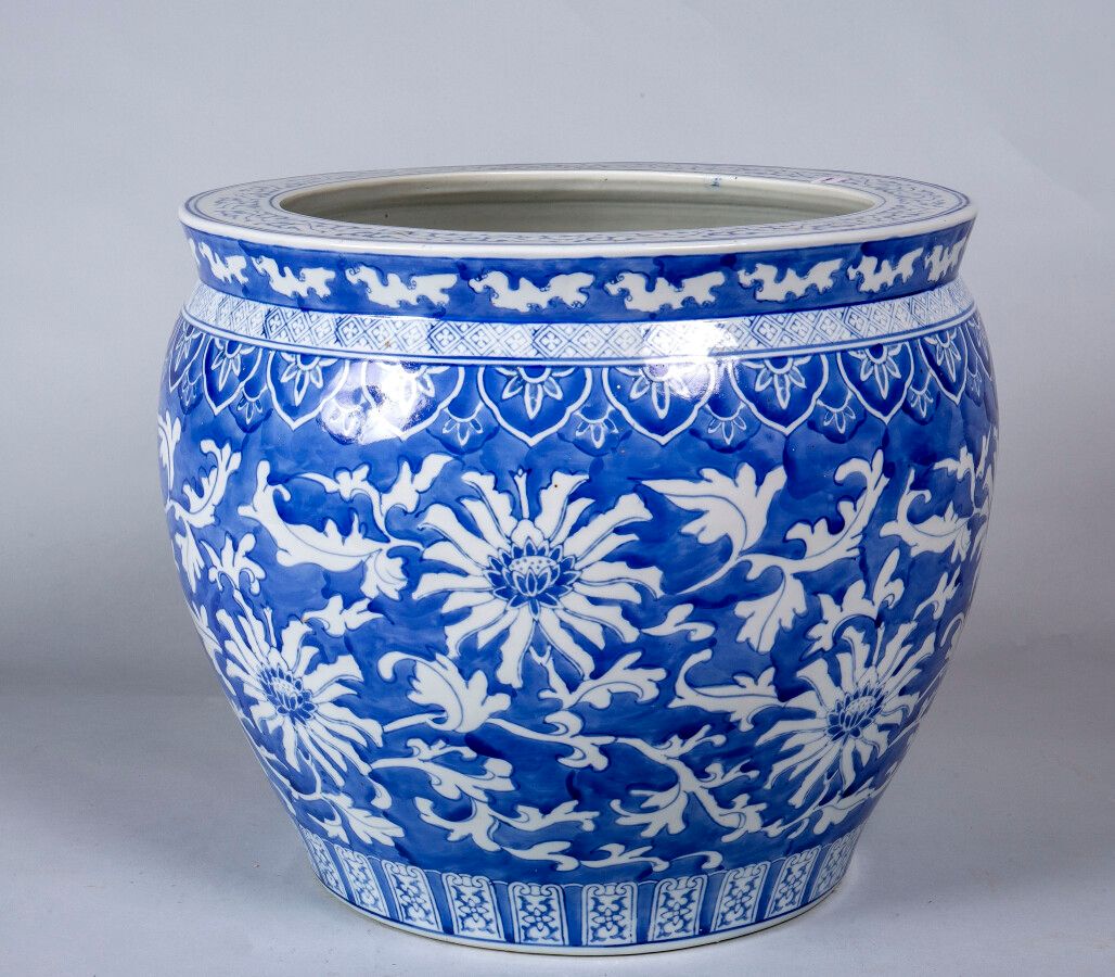 Null China, siglo XX, acuario de porcelana azul y blanca con decoración floral, &hellip;