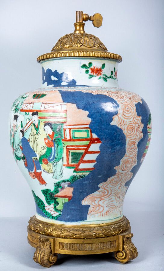 Null Cina, XVII secolo, vaso in porcellana e smalto wucai decorato con immortali&hellip;