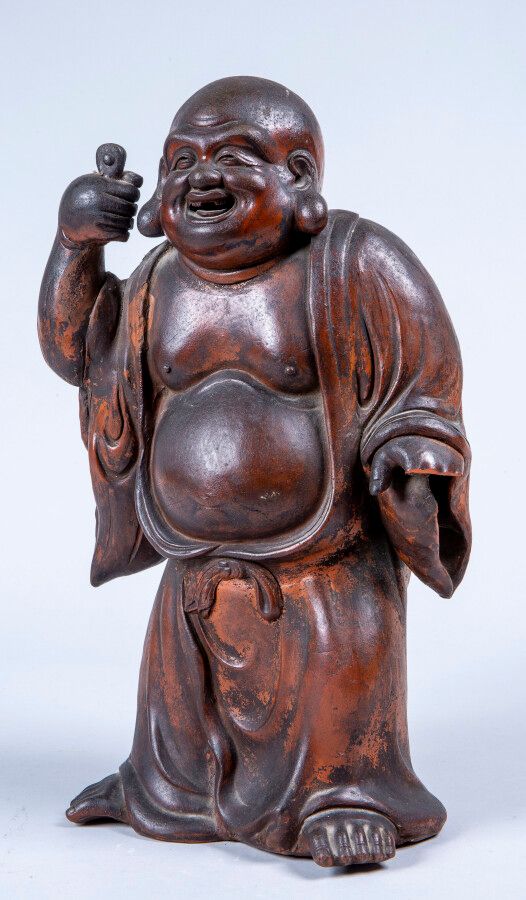 Null 中国，20世纪初，棕色炻器题材，有橙色颜料的痕迹，描绘了米勒佛站立，微笑，举起他的右臂（缺少左手的手指和他右手拿的部分东西）。高39厘米。专家 : A&hellip;