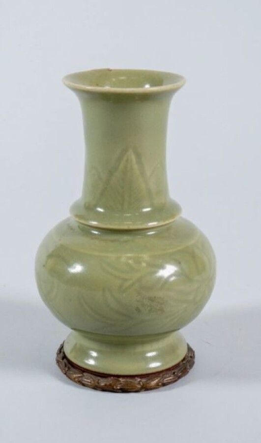 Null Vase aus Steinzeug mit langem Hals und geschwollenem Korpus auf hohem Fuß, &hellip;