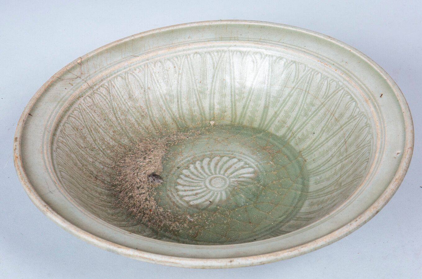 Null Thailand, Sawankhakok-Periode, 16.-17. Jh. Celadon glasierte Keramikschale,&hellip;