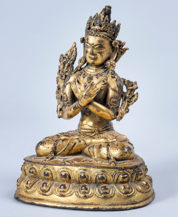 Null 西藏，16-17世纪，镀金青铜题材，镶嵌墨绿色，表现金刚手菩萨坐于莲花状底座上的禅定，双手持金刚杵，在身前交叉，两根花茎沿手臂向上，各持神灵的一种属性&hellip;