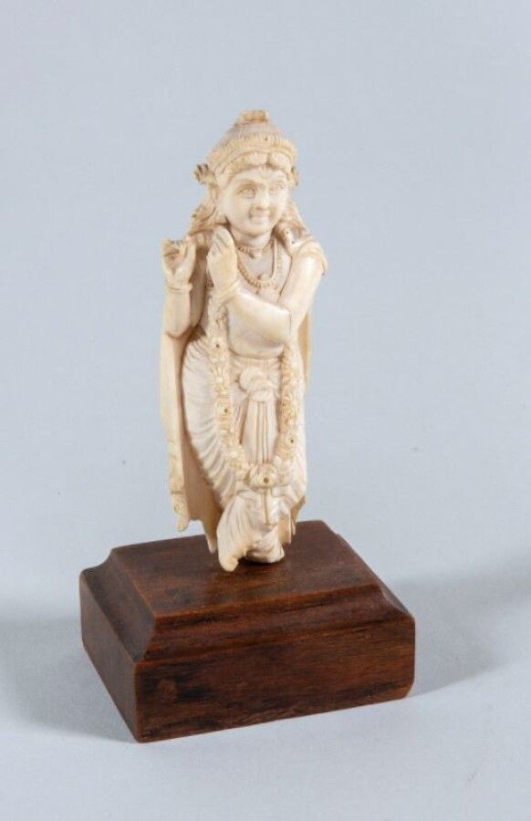 Null 印度，19世纪末，象牙题材，描绘的是 "魔笛手 "克里希纳-维努戈帕拉，他站着，右腿搁在地上，左腿微微弯曲，神灵的长发在背后挥舞，身穿Dhoti和披风&hellip;