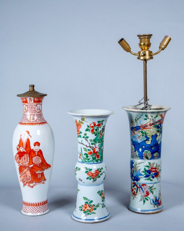 Null 中国，17世纪，两个瓷质圆锥形花瓶，一个是五彩珐琅，中上部装饰有鸟、花和石头，下部装饰有石榴；另一个是绿族珐琅，有鸟、花、石头和石榴的装饰。附有一个代&hellip;