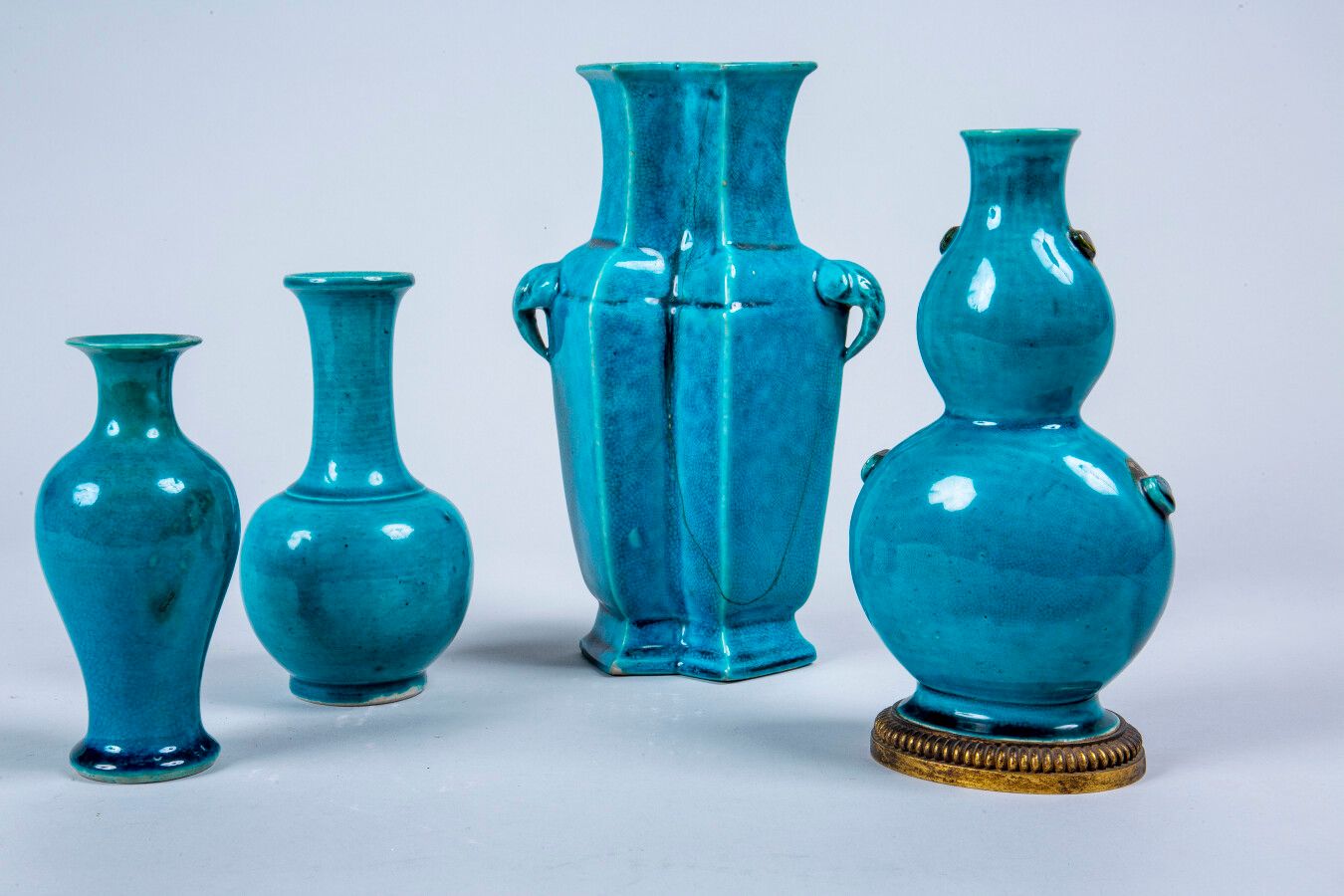 Null 中国，17、18、19世纪，一套三件绿松石珐琅彩瓷瓶，分别是：由两个四角形的花瓶连接而成，由两个象头把手加强；以双葫芦的形式，装饰有如意头的图案，有一&hellip;