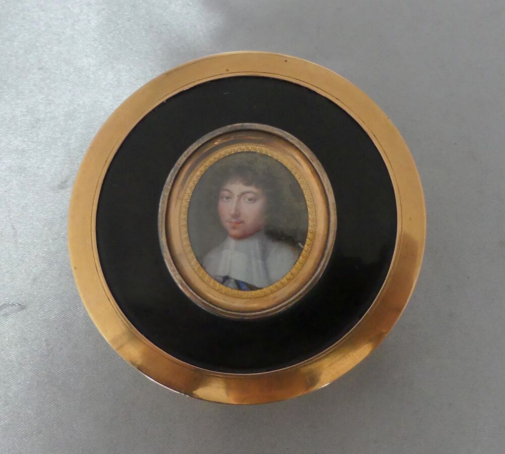 Null 一个圆角盒，黄金镶嵌，盒盖上装饰着一个象牙上的椭圆形微型画，描绘的是国王的兄弟菲利普-奥朗斯先生（1640-1701）的假定肖像。可能是来自让-佩蒂托&hellip;