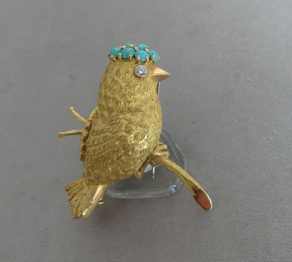 Null 千分之七十五的黄金和白金胸针，代表一只缎面羽毛的鸟，头部覆盖着绿松石，眼睛有一颗钻石点缀，签名为André COL，有RICHARDS & WILDE&hellip;