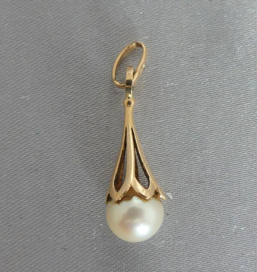 Null PENDANT in yellow gold 750 thousandths, decorated with a pearl of culture o&hellip;