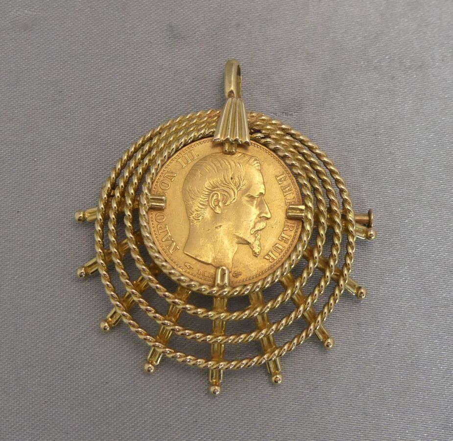 Null 黄金吊坠，千分之七十五，装饰有1858年巴黎20法郎的硬币，代表拿破仑三世的光头，周围是光芒四射的绳状线。重量18.28克 - 不带扣子的高度为4厘米&hellip;