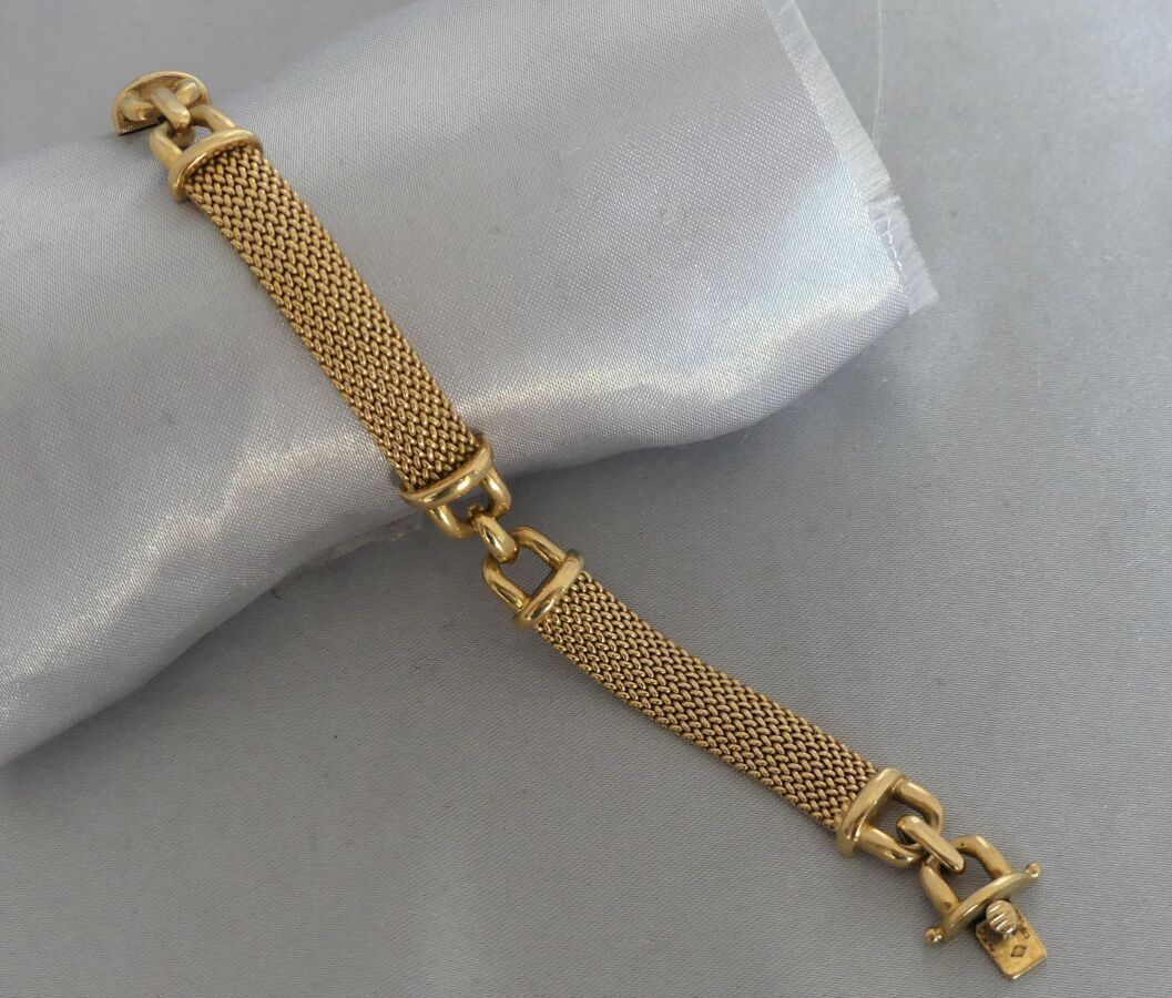 Null BRACELET braided ribbon in yellow gold 750 thousandths, broken by stirrups.&hellip;