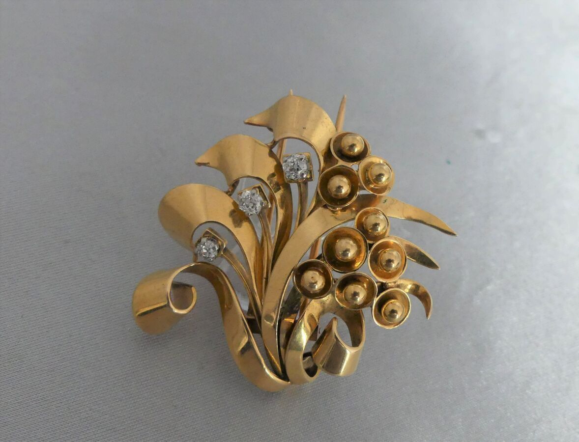 Null 黄金和铂金胸针，代表一个风格化的花束，装饰有三颗老式切割钻石，约1940年。毛重21.33克 - 高度4.5厘米。专家：Béatrice MAISON&hellip;