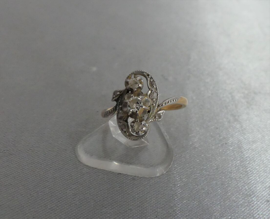 Null 黄金75千分之一和铂金戒指，装饰有钻石，与旧钻石或粉红钻石一起切割，有涡旋框架。毛重3克 - 尺寸51-53。专家：Béatrice MAISONNE&hellip;