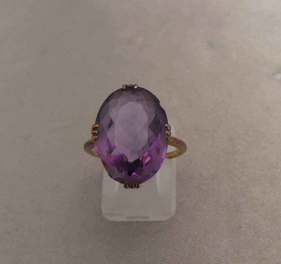Null 585千分之一玫瑰金戒指，镶有椭圆形紫水晶。划痕，其中有一条很重要。毛重4,28克 - 尺寸53。专家：Béatrice MAISONNEUVE女士。