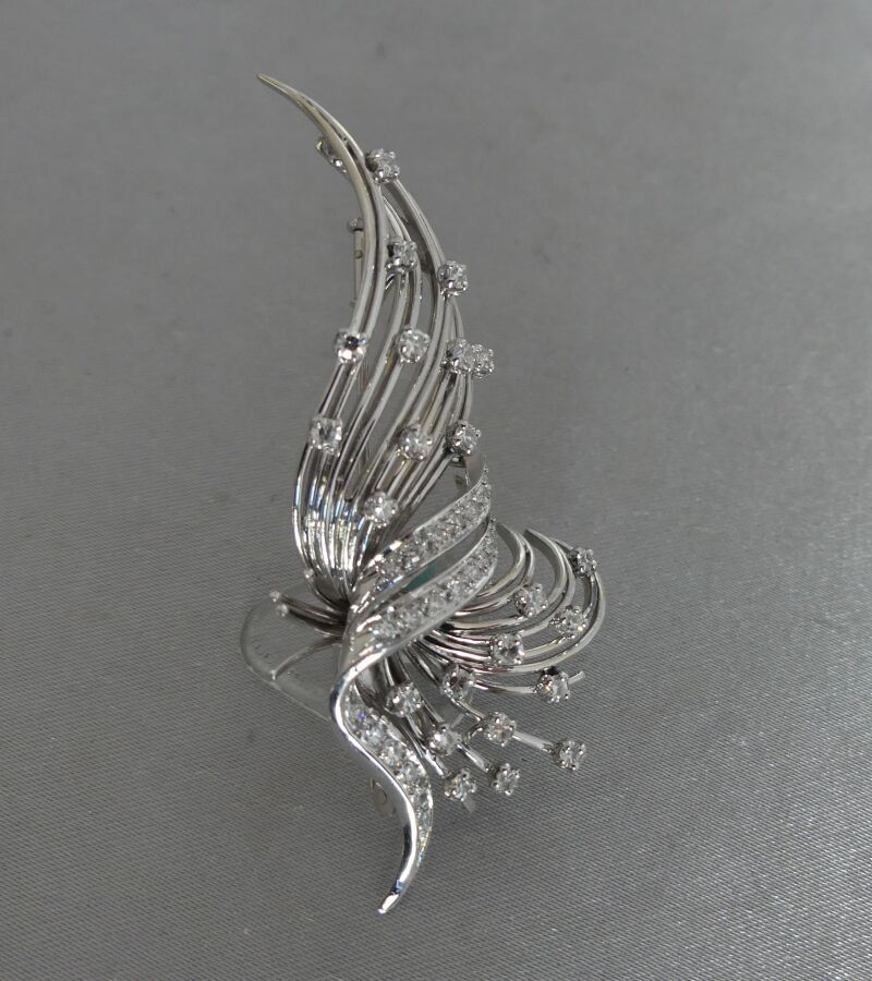 Null A white gold and platinum brooch in the form of a stylized plume, speckled &hellip;