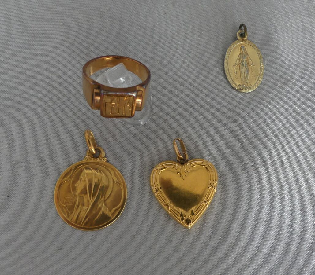 Null 黄金75千分之一的拍品，由一匹刻有字母的马、一个心形吊坠（饰有红色宝石）和一个代表圣女的奖牌组成。附有一枚镀金金属的椭圆形奖章，没有称量。净重13.0&hellip;