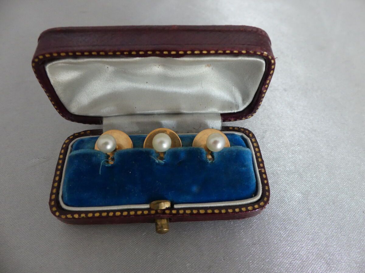Null Drei Kragenknöpfe in einer Fassung aus 750er Roségold mit Perlen von 5-5,2 &hellip;