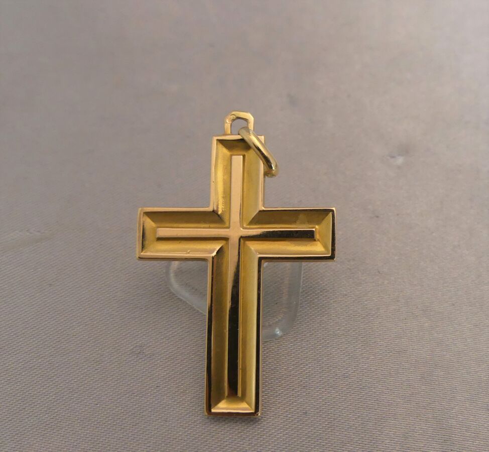 Null 千分之七十五的黄金扁平十字架，喉部有光泽。重量5.20克 - 尺寸4.5 x 2.6厘米。专家：Béatrice MAISONNEUVE女士。