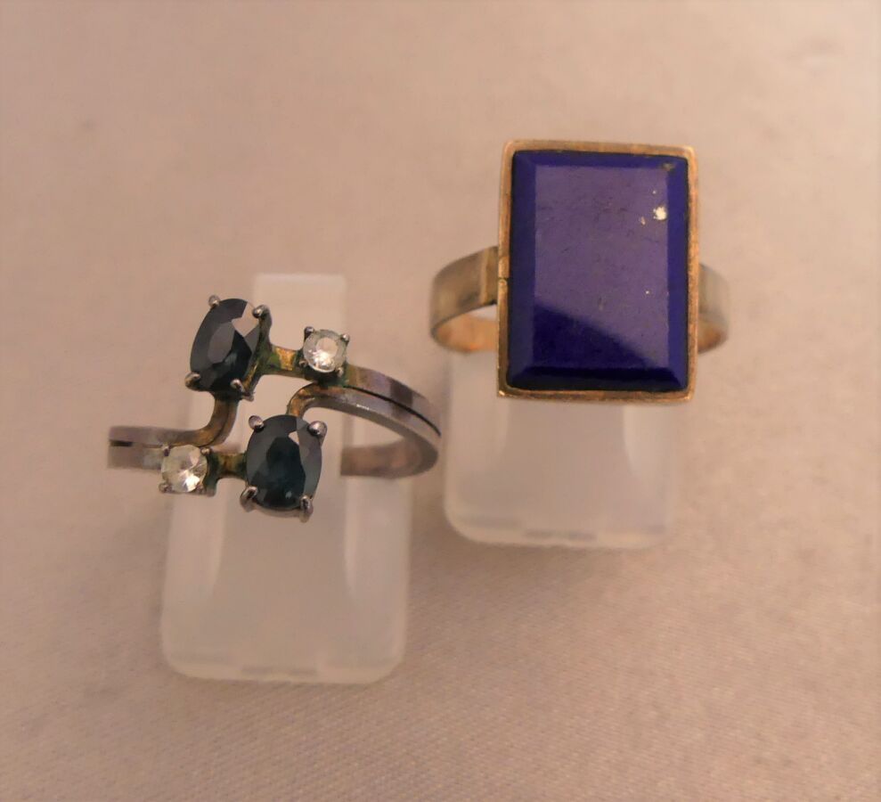 Null 两枚戒指，一枚是银质的，装饰有蓝宝石和白宝石，第二枚是金质的585千分之一，镶嵌有一个长方形的青金石板。黄金毛重585 3.90克 - 戒指尺寸55，&hellip;