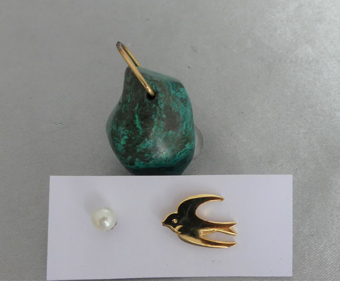 Null 拍品包括一个耳钉，上面有一颗5.3毫米的养殖珍珠，黄金镶嵌750千分之一，一个孔雀石坠子和一个镀金的金属燕子针。黄金毛重0.89克。专家：Béatri&hellip;