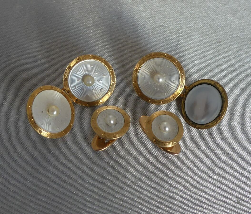 Null 镶嵌在75万分之一的黄金和玫瑰金中，由一对袖扣和两个NECKLinks组成，圆盘状，涂有白色珍珠母贝，并以珍珠作为点缀。袖扣上的一个圆盘是镀金金属的。&hellip;