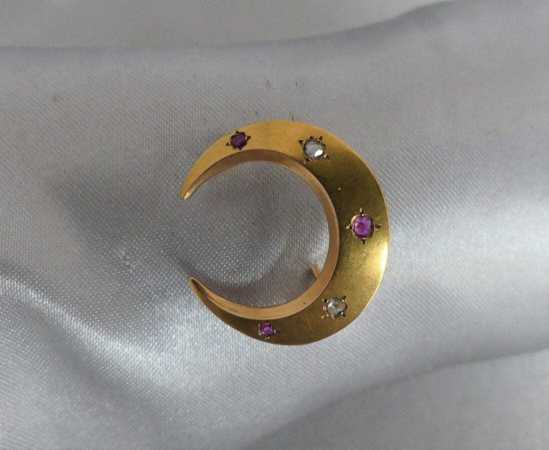 Null BROCHURE in yellow gold 750 thousandths in the shape of crescent, speckled &hellip;