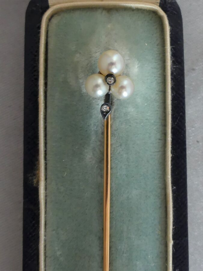 Null Alfiler de oro rosa y plata con motivo de trébol, realzado con perlas de 4-&hellip;