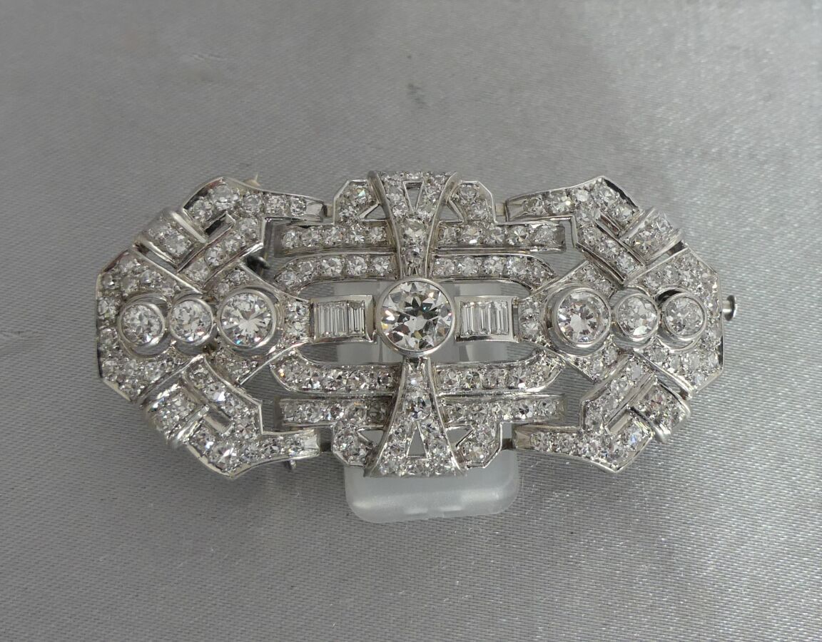 Null Art Deco platinum brooch in the form of a plate with geometric decoration, &hellip;