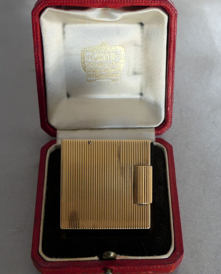 Null 750千分之一黄金戒指，饰有凹槽，签署CARTIER n°16480，装在盒子里。毛重49.55克 - 尺寸3.5 x 3.5 x 1.2厘米。专家：&hellip;