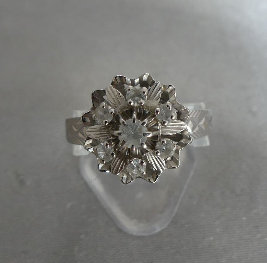 Null BAGUE fleur en or gris 750 millièmes, rehaussée de pierres blanches d'imita&hellip;