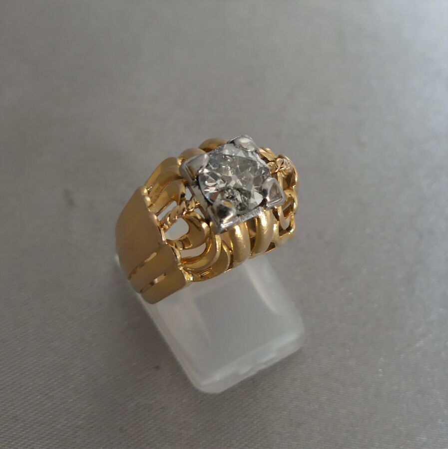 Null RING aus 750er Roségold mit durchbrochener Kuppel, auf der ein Diamant im A&hellip;
