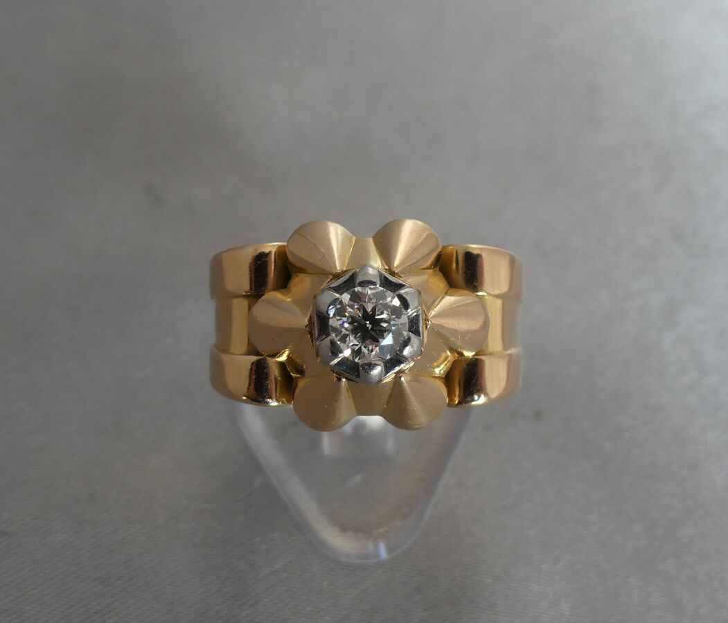 Null 玫瑰金750千分之一和铂金戒指，扇形圆顶，镶嵌着一颗明亮型钻石，两卷之间校准约0.43克拉。毛重9.87克 - 尺寸50小。专家：Béatrice M&hellip;