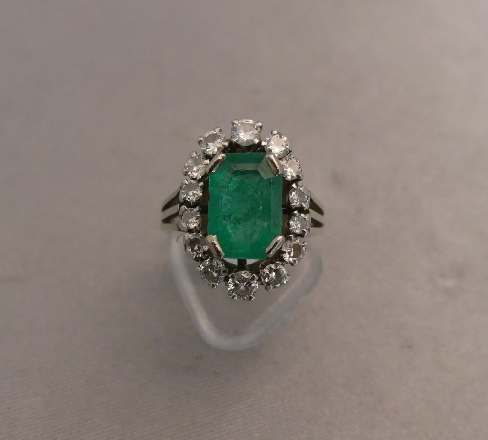 Null 750千分之一白金和铂金戒指，装饰有一个长方形的祖母绿，边长约2.30克拉，在椭圆形的钻石周围。刮伤。毛重6.93克 - 尺寸50。 专家：Béatr&hellip;