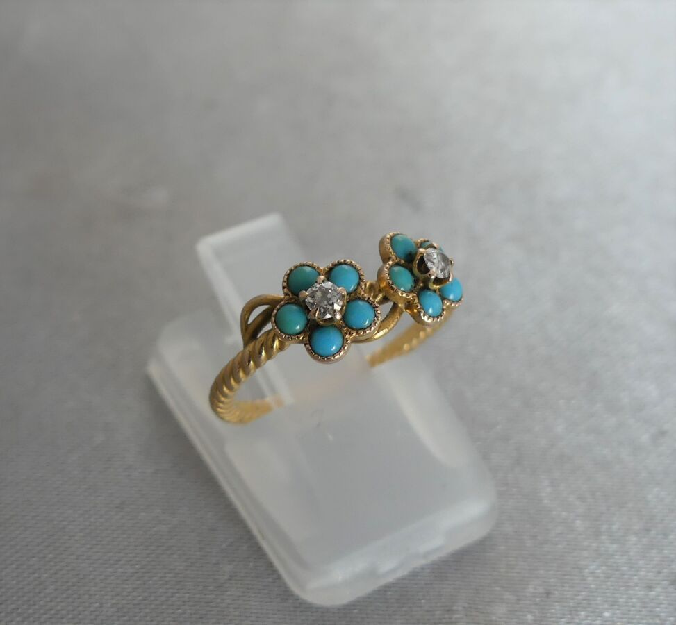 Null Anillo de oro amarillo con dos flores, engastadas con turquesa, que rodean &hellip;