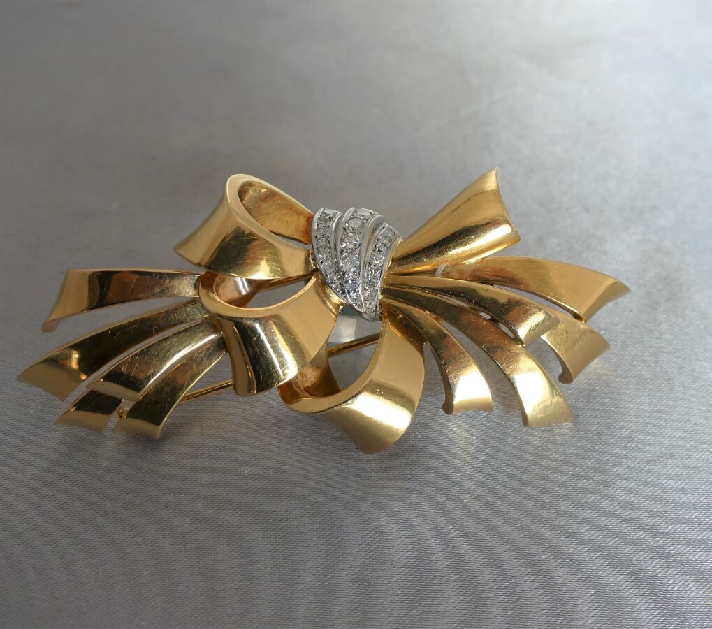 Null A yellow gold and platinum brooch, featuring a knot, set with diamonds, cut&hellip;