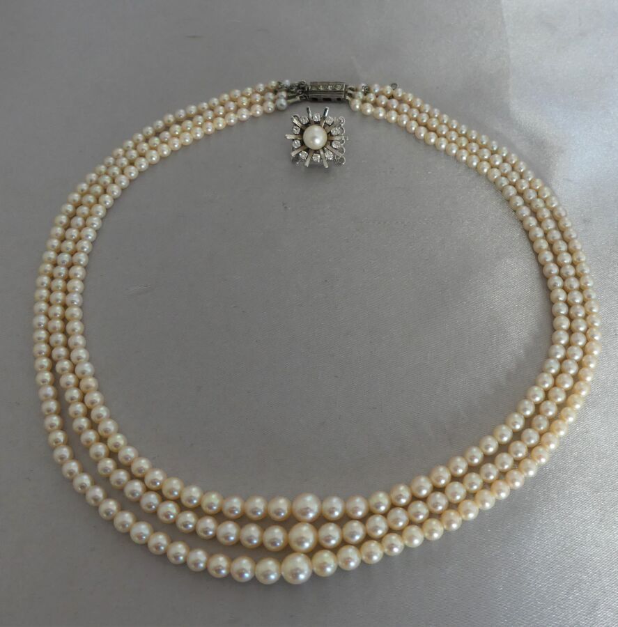 Null Collar con tres filas de perlas cultivadas de Akoya, de 7,2 a 3,3 mm. Longi&hellip;